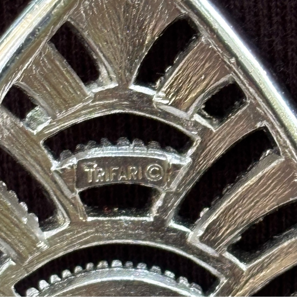 TRIFARI Crown Trifari Modernist Silver tone statment Pendant Necklace 3 in - Picture 4 of 6